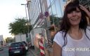 Aische Pervers: Il suo primo piscio sul marciapiede