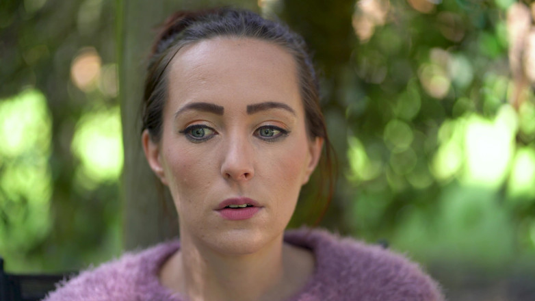 Alicia Robertz: Zblízka Venkovní kouření - Drobná brunetka