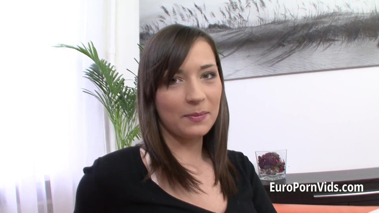European fresh porn: Высокую красотку Saskia Lorensen трахнул более короткий мужик на диване
