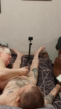 Ma voisine nue me taille une pipe profonde jusqu’à ce que je jouisse