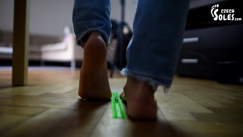 Czech Soles - foot fetish content: ingin tahu berapa besar kaki saya? Menonton!