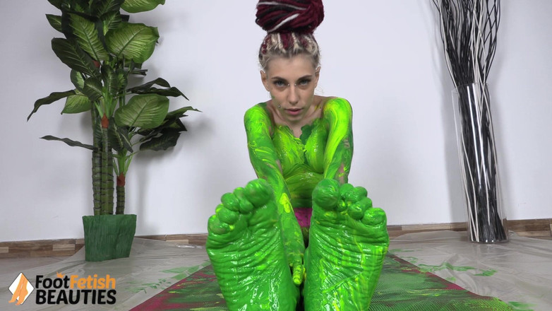 Foot Fetish HD: Le yoga coloré d’une petite chérie tatouée à la maison