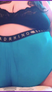 Ssbbw göbek twerk şort içinde sallıyor