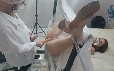 ksalnovinhos: 산부인과 의사가 젤을 사용하여 젊은 여성을 검사합니다.