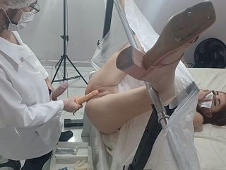 Ksalnovinhos: Dokter kandungan menggunakan gel anestesi untuk memeriksa wanita muda