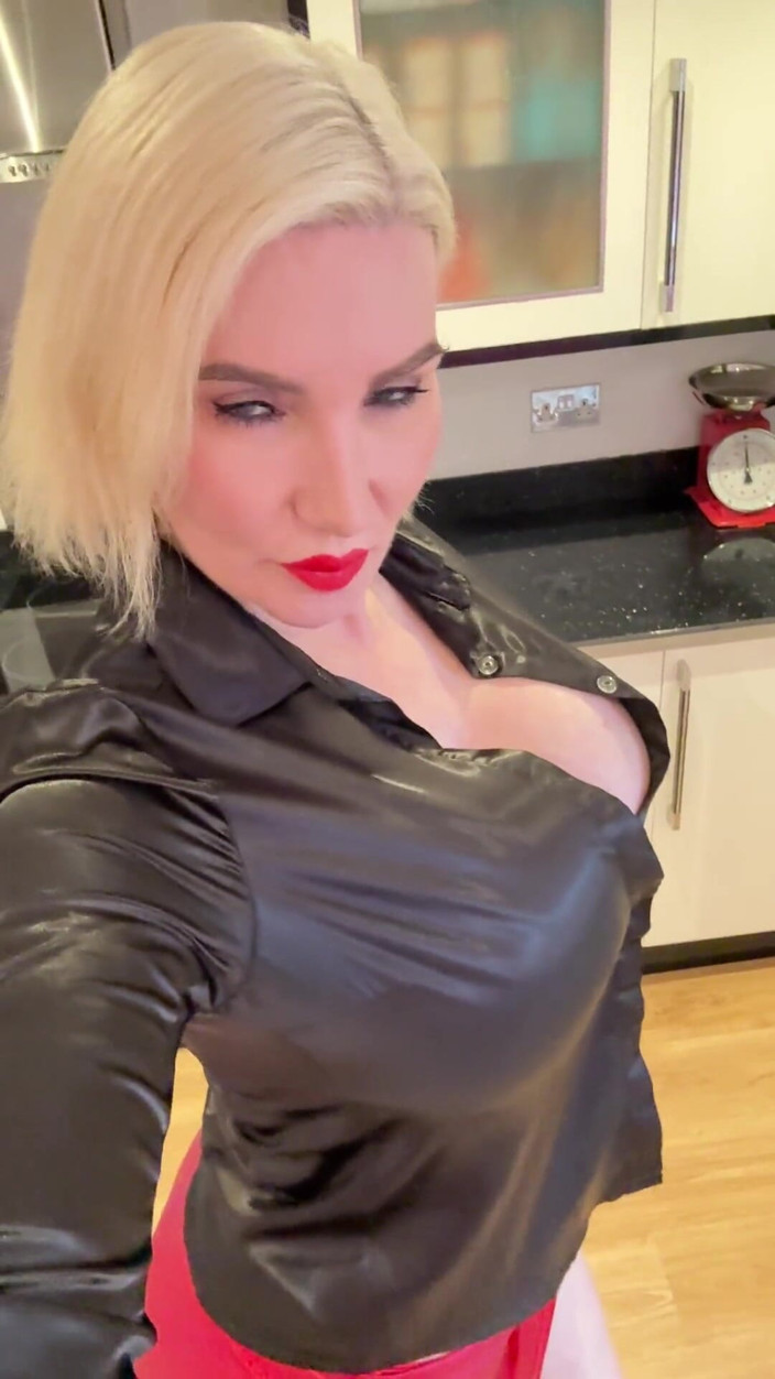 Sophie James: Czerwone obcasy, czerwona mini spódnica i satynowa bluzka bez majtek ;)