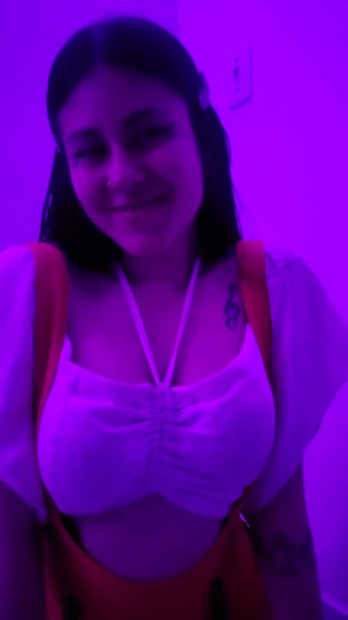 DherlyDoll: Nữ sinh xinh đẹp Dherlydoll thổi kèn sâu vào họng cho...