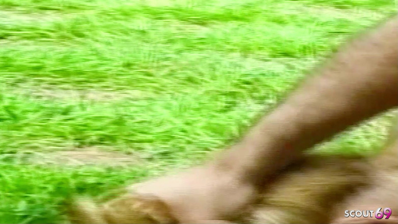 Shemale TS Collection: 金发变性人在树林里被偷偷地干她紧致的菊花