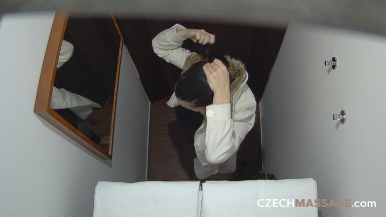 Czech Massage: Urutan Czech 89: Si rambut coklat menggoda tukang urutnya dengan twist...