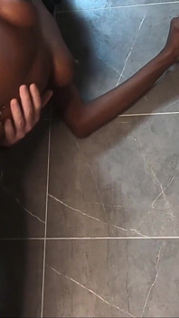 Kongkek mandi panas dengan isteri eboni kecil molek Afrika - pancutan dalam mulut