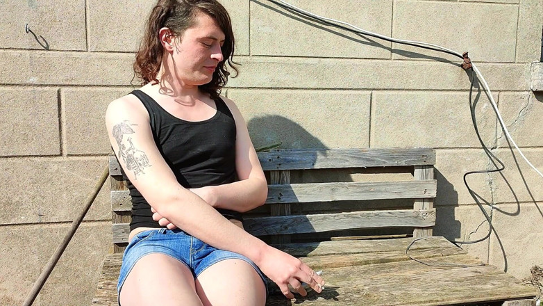 Sara B: Sara raucht im freien
