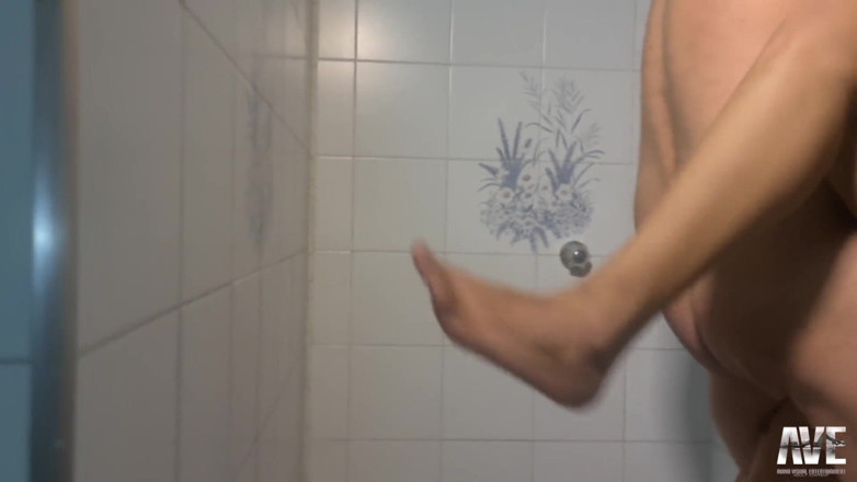Adult Content: シャワーでセックスをする