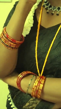 Tante seksi india yang nggak di rumah pengen dientot sama dua besar - seks threesome india
