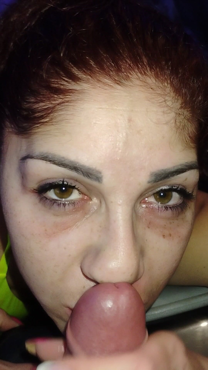 SqueakyOverlap83: Pipe dans un jacuzzi, éjaculation sur le visage et dans la...