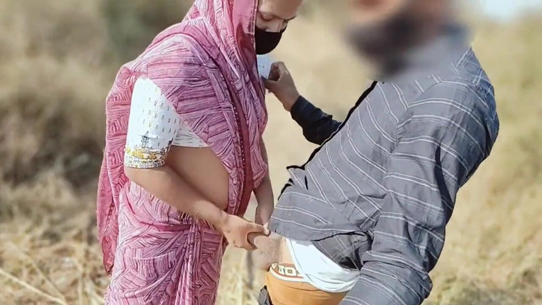 Fuckkkker: Une demi-sœur du village desi seule dans la jungle avec...