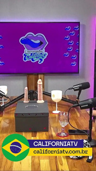 Nejžhavější podcast vůbec: brunetka a blondýnka si svlékají hostovo spodní prádlo a začíná divoká orgie