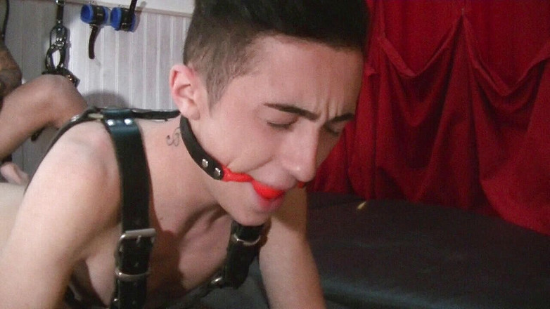 HUMLIATION AND SPANKING PORN: Twink uit Frankrijk vernedert in fetisj door Pablo Medina