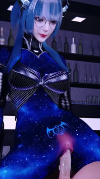 La modella di cosplay della troia con grandi tette mostra il suo nuovo tatuaggio perfetto