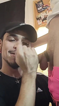 Twink vicino dimentica le chiavi di casa sua ma non dimentica di scoparmi!!