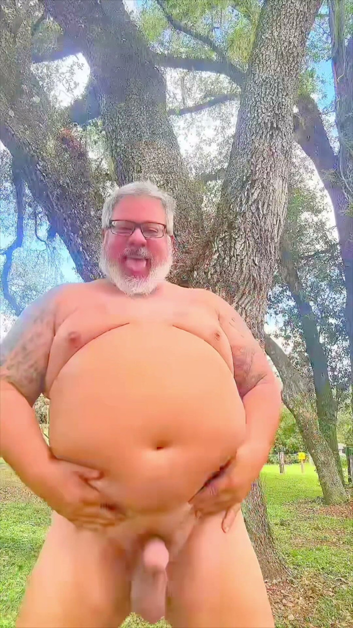 Hand-Free-Daddy-Chub: Beruang Telanjang Menari Berbogel Di Wilderness Menunjukkan Lubangnya
