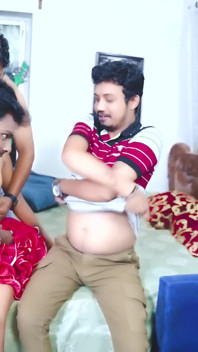 Păpușă sexuală drăguță desi a făcut sex în grup și ejaculări multiple pe fața ei (audio hindi)