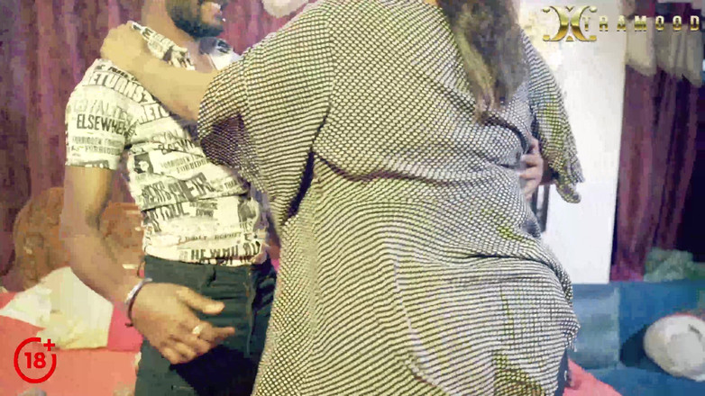 Xtramood: Nahý tanec se sexy Sucharitou sex po párty, hardcore trojka