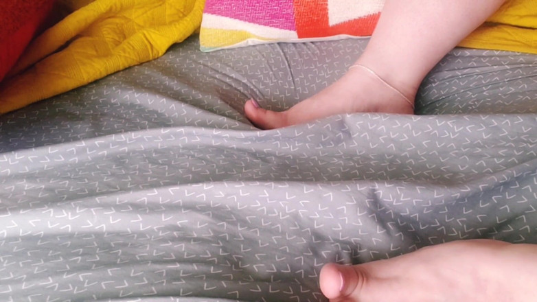 Fatfemmefrisky: Alleen voeten tijdens het spelen en klaarkomen