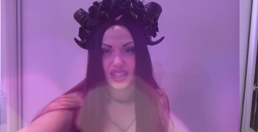 Goddess Misha Goldy: Nemůžeš odolat mému dokonalému tělu.