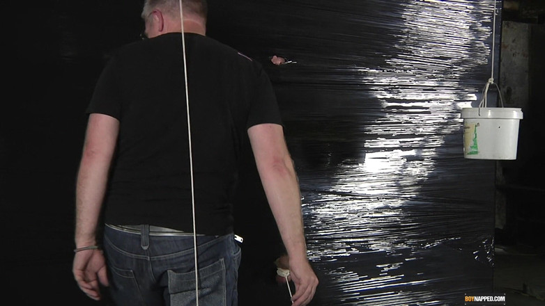BoyNapped: Pallet gewikkeld