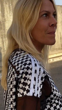 Hitsige blonde MILF-slet geneukt door de parkeergarage