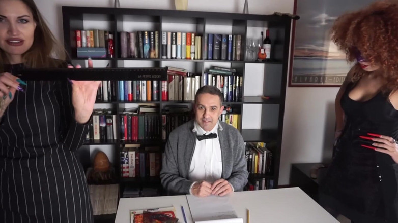 BDSM Deutschland: 露出したペニスとお尻を伴うホットなスリーサムライブラリーのティーラス