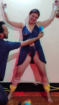 Homem me amarra com cordas de mãos e pés para fazer cócegas no meu corpo inteiro, inclusive na minha buceta