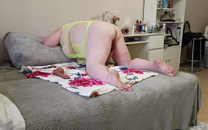 Zona901: Vecina se masturba el coño con juguetes hasta el orgasmo