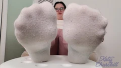 운동 후 냄새 나는 발목 양말 냄새 맡기