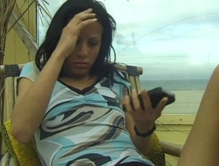 Flash Model Amateurs: Chica caliente con tetas pequeñas habla por teléfono