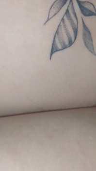Se você não me der sua buceta virgem, eu vou contar à sua madrasta sobre o piercing que você tem no seu peito