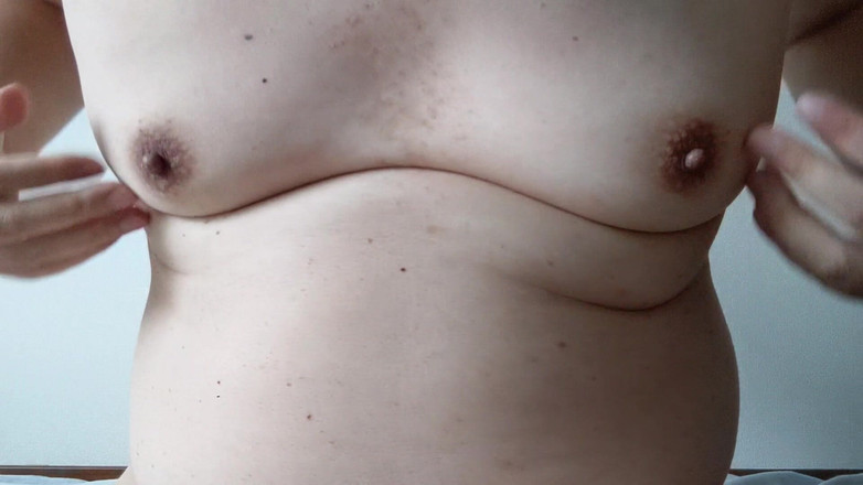 Tomoooi: Ich weitete meine Nippel aus und reibte sie.