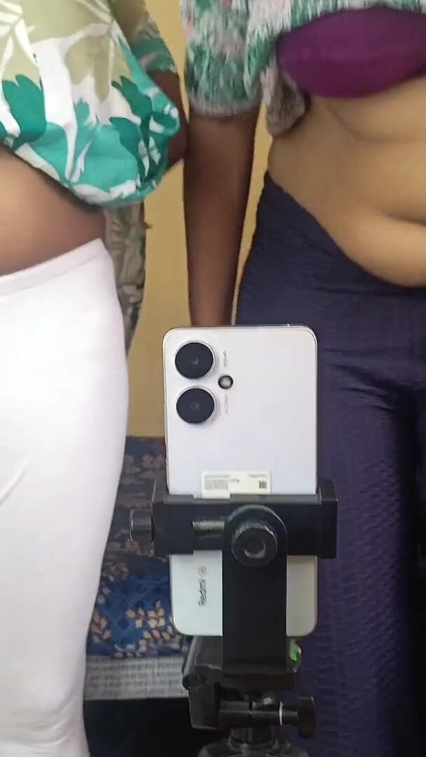 Sisters Video Call with Boyfriend (WonderCity) Sisters Video Call with Boyfriend (WonderCity)