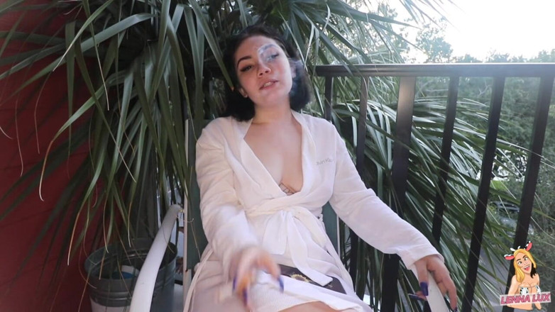 Lenna Lux: เฟติชสูบบุหรี่แบบแฟนสาว