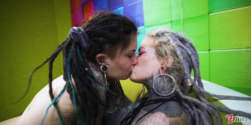 Z-Filmz: Tattoo dreier mädchen klaffen Ärsche für tätowierten schwanz
