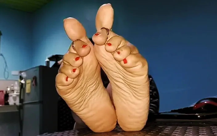 Queen Aurora: Sexy Wrinkled Asian Soles