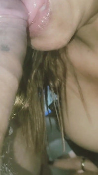 Orta yaşlı seksi kadın sadece büyük, lezzetli dilini kullanarak sakso çekiyor ve sonunda tüm dölleri yutuyor.