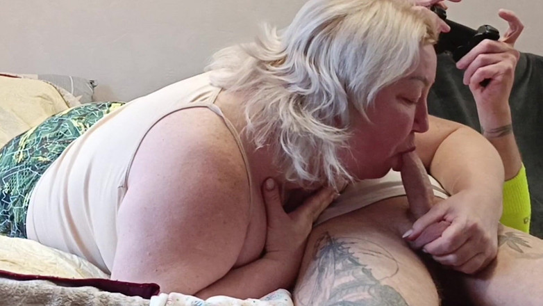 Zona901: 그는 콘솔에서 새엄마의 게임을 중단, 그녀의 입에 그녀를 따먹고 그것에 완료