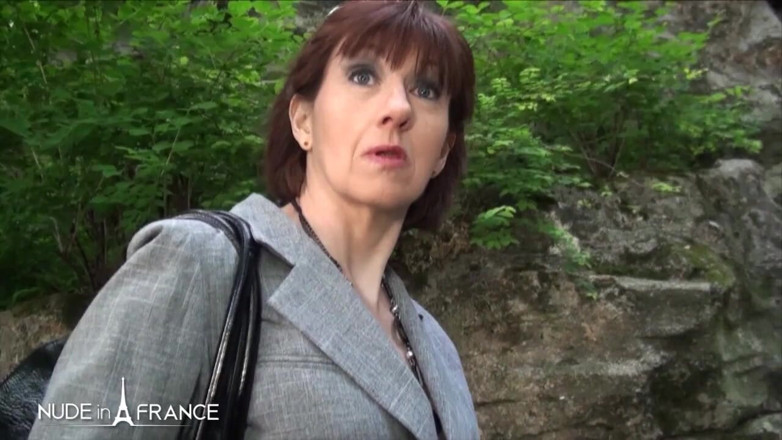 Nude in France: Agenta imobiliară matură lacomă este futută în cur pentru a vinde...
