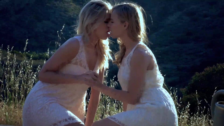 Lesbian Illusion: Poveste de dragoste cu lesbiene reale....