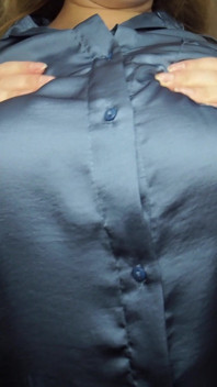 Grandes tetas rebotando en blusa de satén azul, provocación de tetas