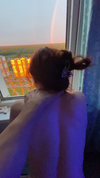 Regnbågen lyser på himlen, och jag njuter av sex med en rödhårig kvinna