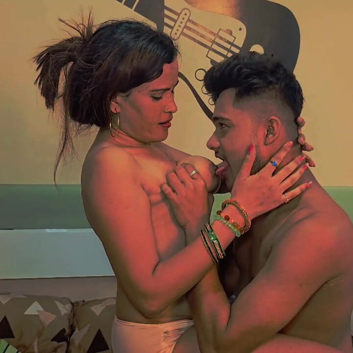 HOTKAMASUTRA: Shanu gick till Ruxars hus och knullade henne och gav...