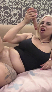 Šukej moje krásná a tvrdá prsa! Nejprve hodně plivem na kozy a pak je ošukám!