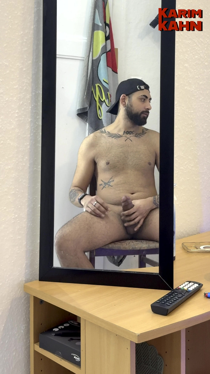 Karim Kahn: Crot sperma gadis arabku di depan cerminku!